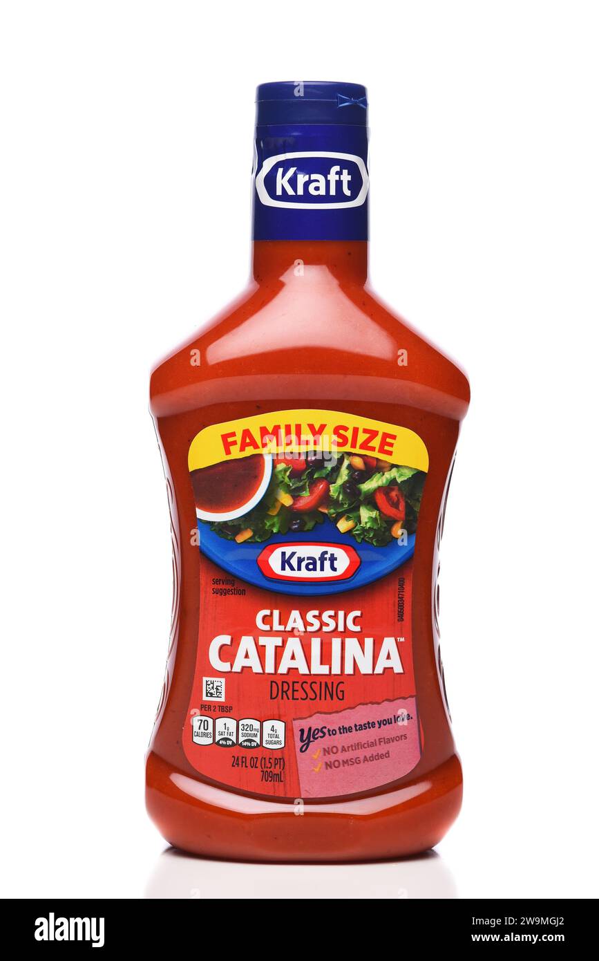 IRVINE, CALIFORNIA - 28 DEC 2023: Una bottiglia di dimensioni familiari di condimento per insalata Kraft Classic Catalina. Foto Stock