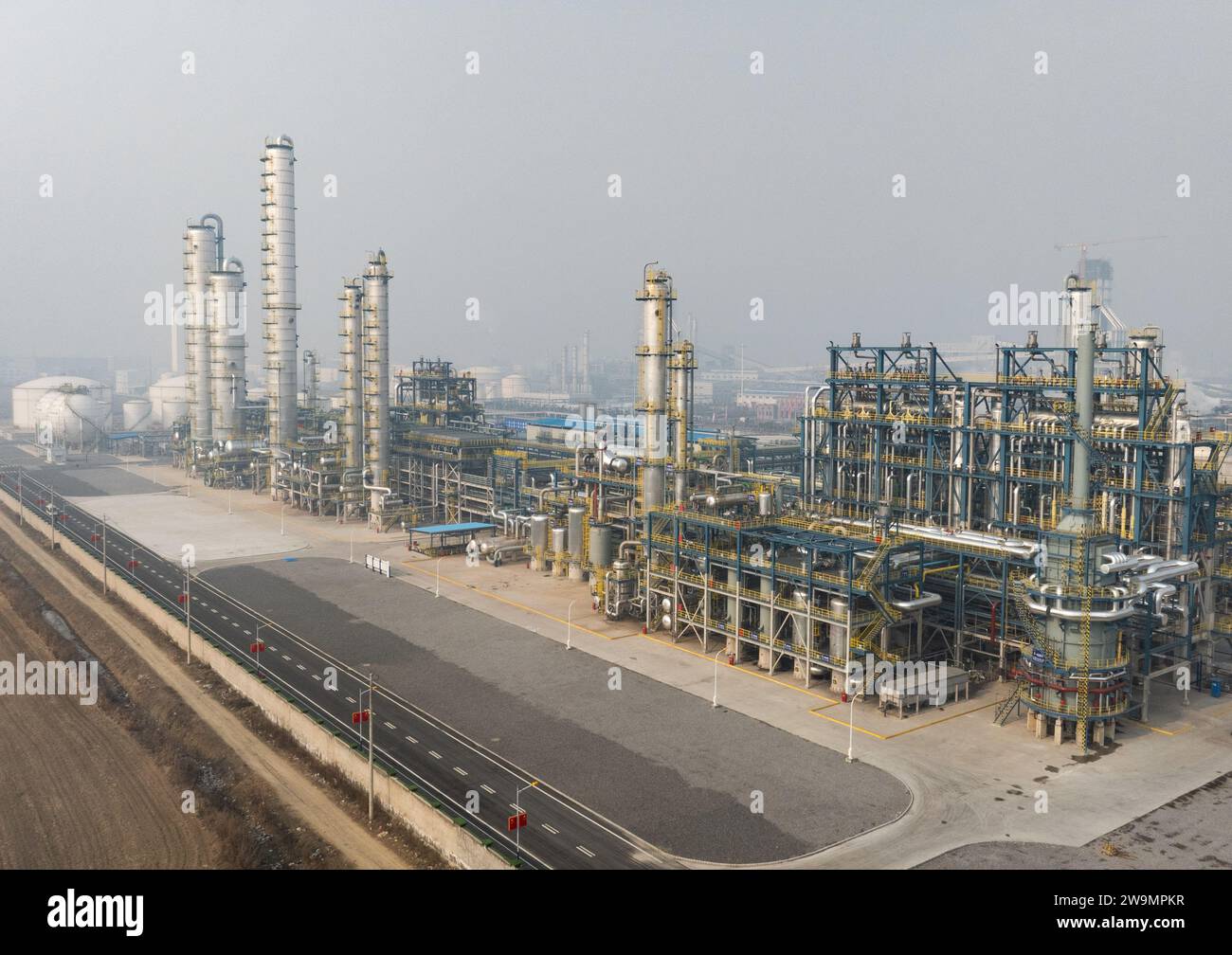 (231229) -- HUAIBEI, 29 dicembre 2023 (Xinhua) -- questa foto aerea scattata il 28 dicembre 2023 mostra le attrezzature di produzione di etanolo con una produzione annua di 600.000 tonnellate presso Tanxin Technology Co., LTD. Sotto il gruppo minerario di Huaibei a Huaibei, nella provincia di Anhui della Cina orientale. Il più grande impianto di produzione di etanolo al mondo, con una produzione annua di 600.000 tonnellate, è stato messo in prova giovedì nella città di Huaibei, nella provincia di Anhui della Cina orientale. Le apparecchiature possono convertire il gas del forno di coke in etanolo, il che aumenterà in modo massiccio il valore aggiunto del carbone e fornirà un modo fattibile per lo sviluppo a basse emissioni di carbonio Foto Stock