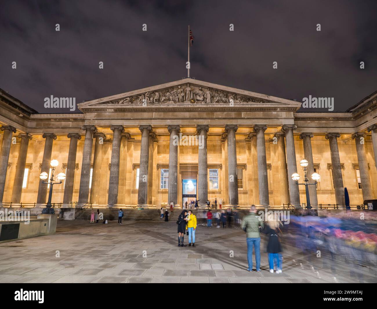 La facciata del British Museum, di notte, Bloomsbury, Londra, Inghilterra, REGNO UNITO, REGNO UNITO. Foto Stock