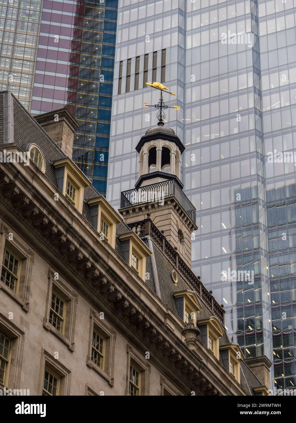 St Helens Place, con l'edificio moderno che sorge alle spalle, la City di Londra, Londra, Inghilterra, Regno Unito, Gran Bretagna. Foto Stock