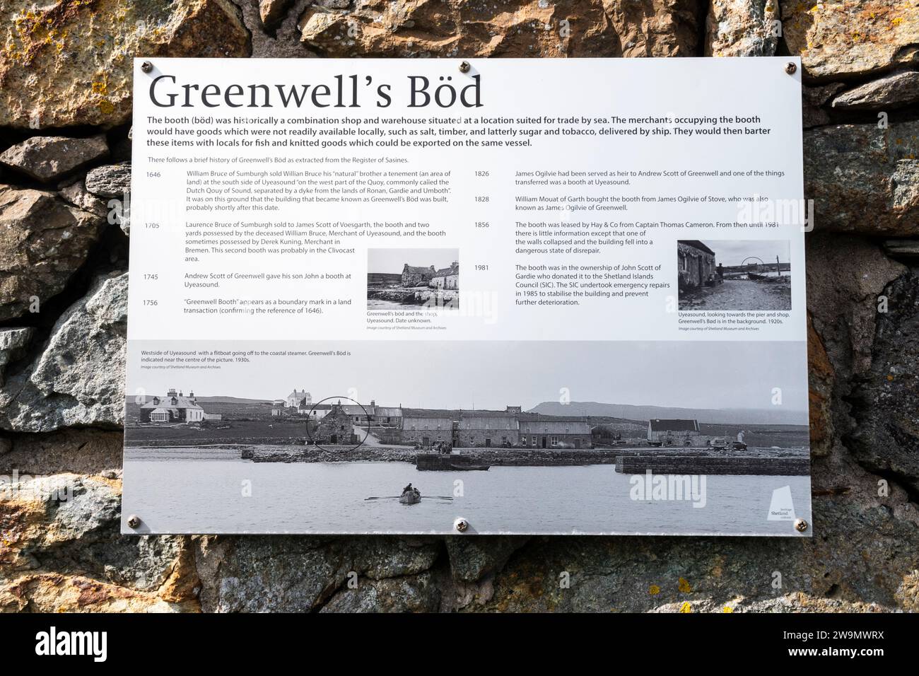 Un segno esplicativo sui resti del BOD di Greenwell, o stand a Uyeasound su Unst. Risale al 1640 ed era un negozio e magazzino anseatico. Foto Stock