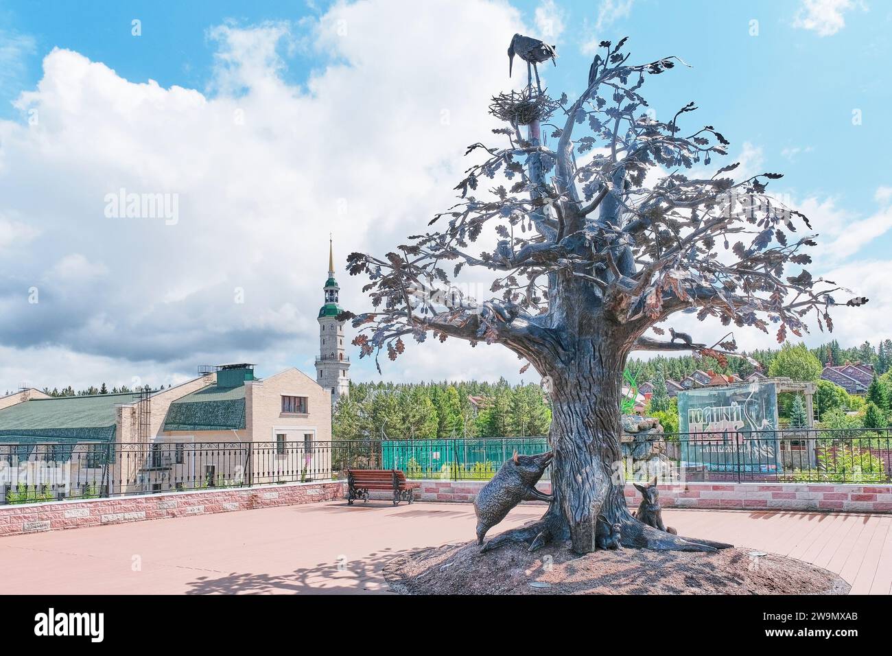 Zlatoust, Russia - 20 giugno 2023: Quercia della vita, scultura in rame forgiato e saldato sul banco di osservazione. Ospitava 22 uccelli, animali, insetti. Montagna Foto Stock