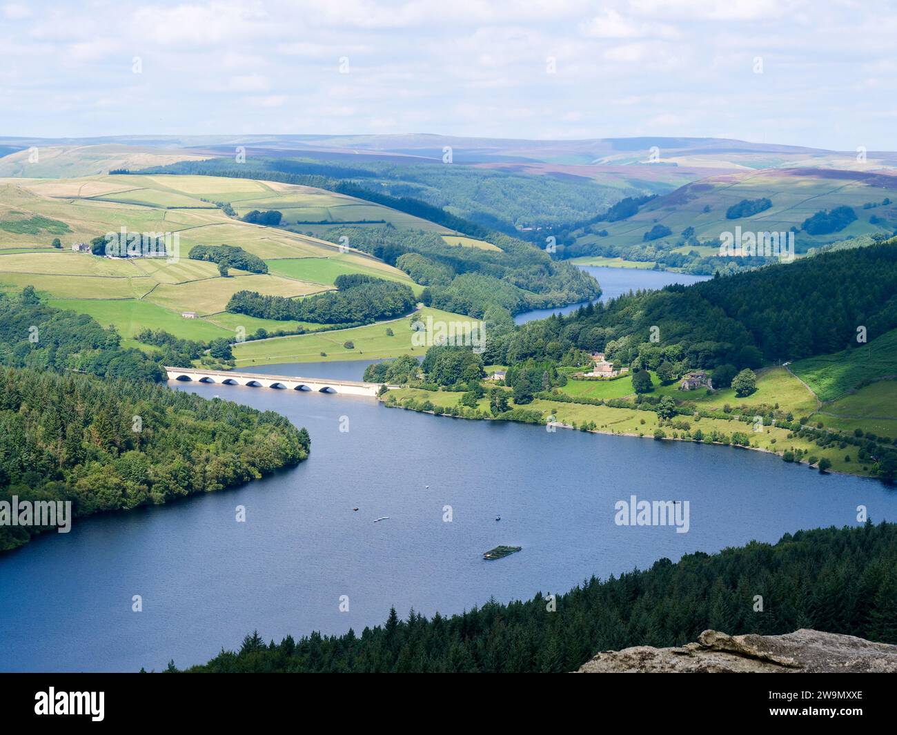 Splendida vista sul lago artificiale di Ladybower o sul lago con un viadotto a sette archi tra le vivaci colline del Peak District National Park, Inghilterra. Foto Stock