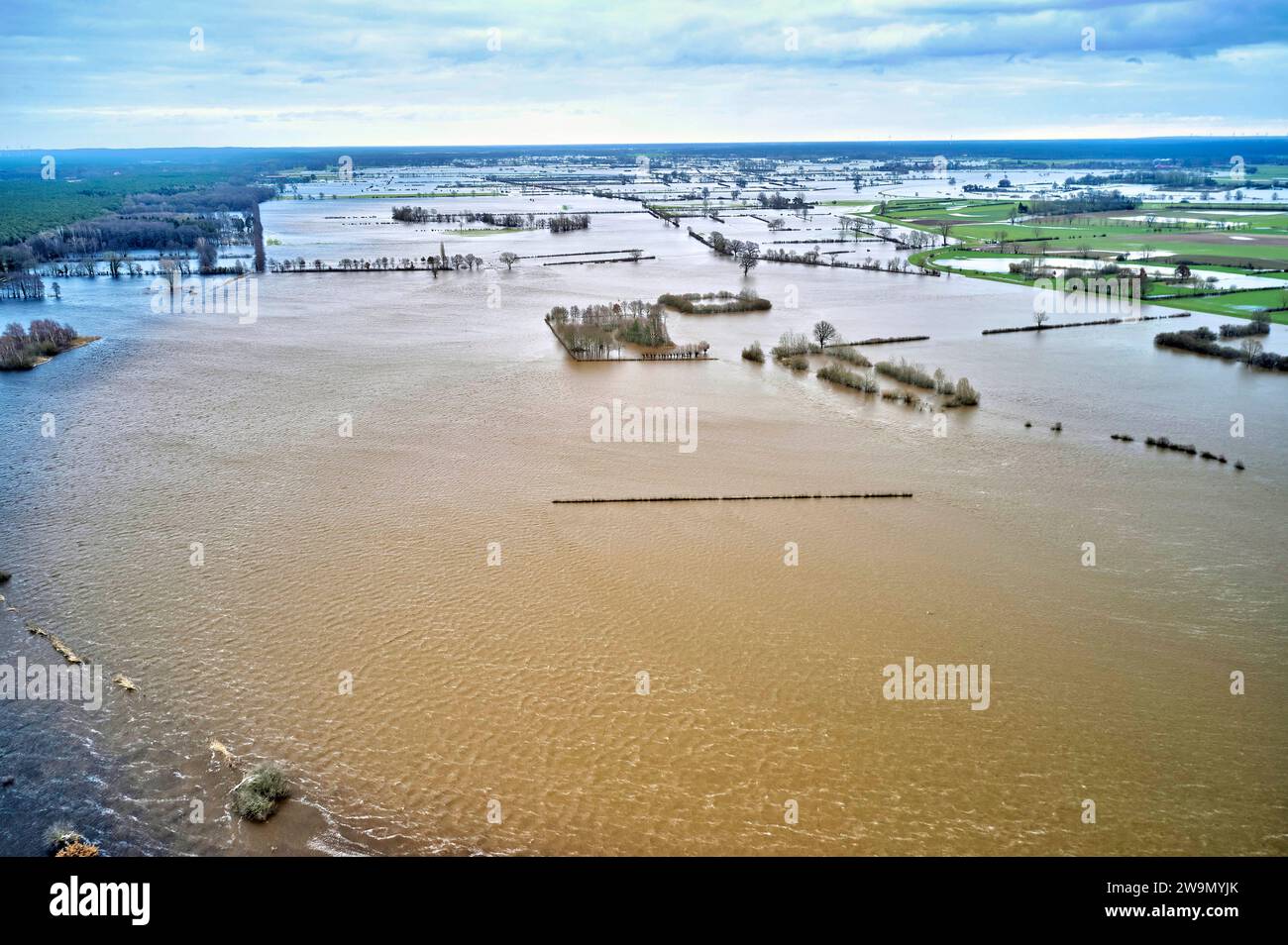 Hochwasser und Überschwemmungen der Aller in der Region Heidekreis nach tagelangen starken Regenfällen. Kirchwahlingen, 28.12.2023 *** acque elevate e inondazioni dell'Aller nella regione di Heidekreis dopo giorni di forti piogge Kirchwahlingen, 28 12 2023 foto:Xu.xStammx/xFuturexImagex hochwasser_aller_3335 Foto Stock