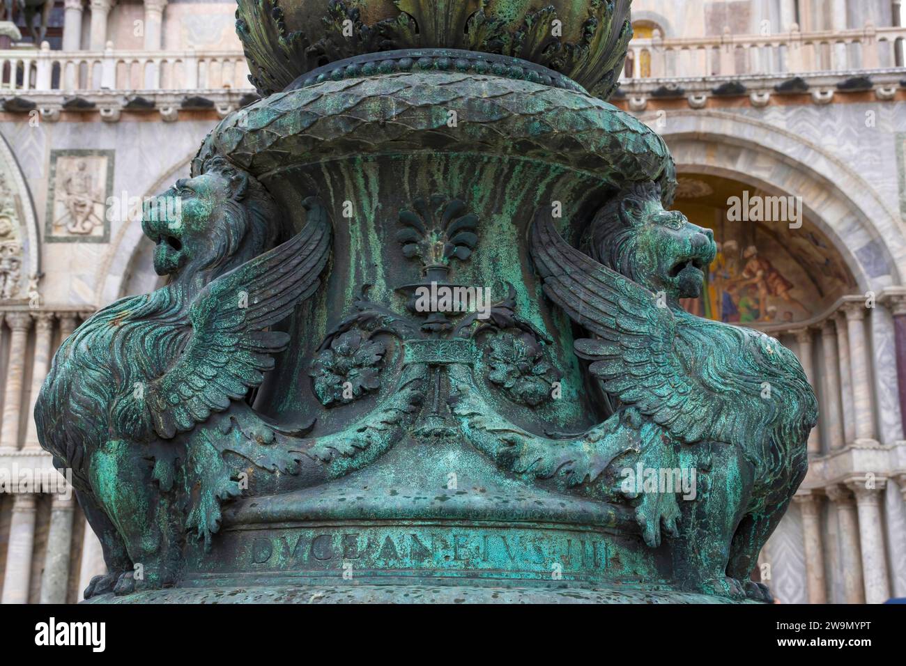 Antico ornamento di strada con leoni alati e basilica di San Marco sullo sfondo, in San Piazza Marco, famosa attrazione turistica a Venezia, Italia. Selezionare Foto Stock