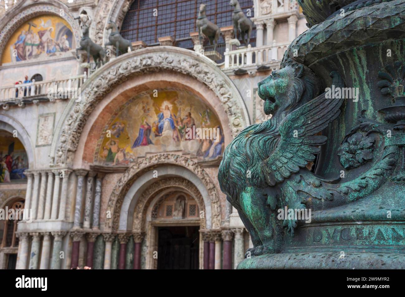 Antico ornamento di strada con leoni alati e basilica di San Marco sullo sfondo, in San Piazza Marco, famosa attrazione turistica a Venezia, Italia. Selezionare Foto Stock