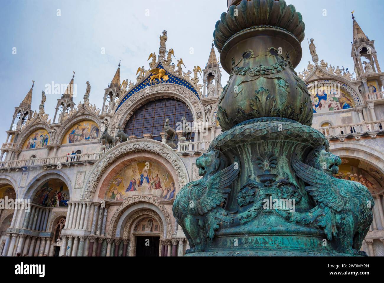 Antico ornamento di strada con leoni alati e basilica di San Marco sullo sfondo, in San Piazza Marco, famosa attrazione turistica a Venezia, Italia. Selezionare Foto Stock