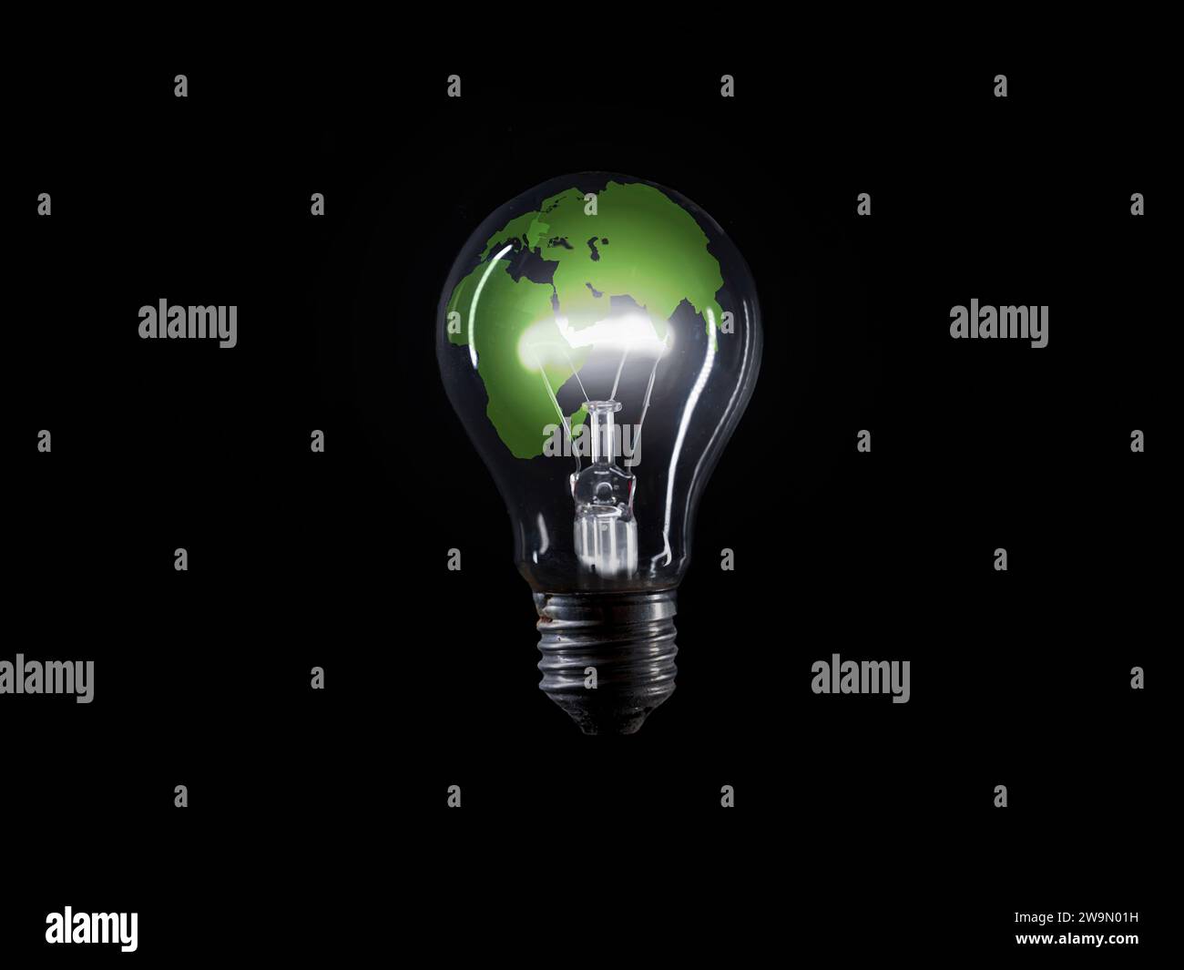 Lampadina a LED a incandescenza concettuale a risparmio energetico su sfondo nero Foto Stock