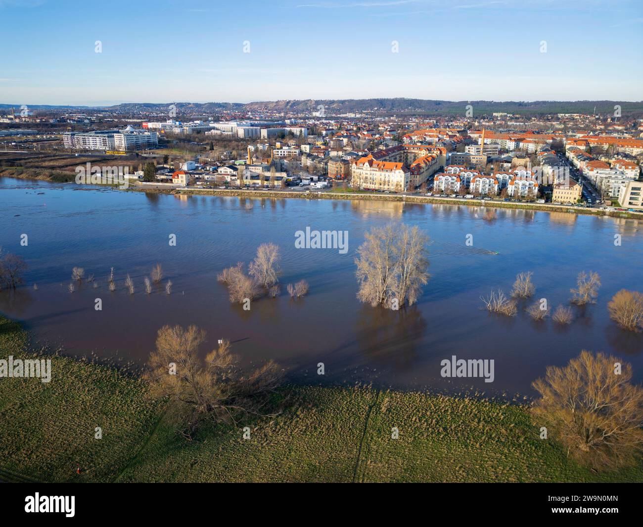 Hochwasser a Dresda Durch die starken Niederschläge in forma von Schnee und Regen ist a Dresda Die Alarmstufe 3 an der Elbe ausgerufen worden. Der Höchststand wird AM 29.12.2023 mit 6,37 metri di erwartet. Die Elbe zwischen dem Ostragehege und Pieschen. Dresda Sachsen GERMANIA *** acque elevate a Dresda a causa delle forti precipitazioni sotto forma di neve e pioggia, è stato dichiarato un livello di allarme 3 sull'Elba a Dresda il livello massimo dovrebbe essere di 6,37 metri sul 29 12 2023 l'Elba tra l'Ostragehege e il Pieschen Dresda Sassonia GERMANIA Hochwasser23 00277 Foto Stock