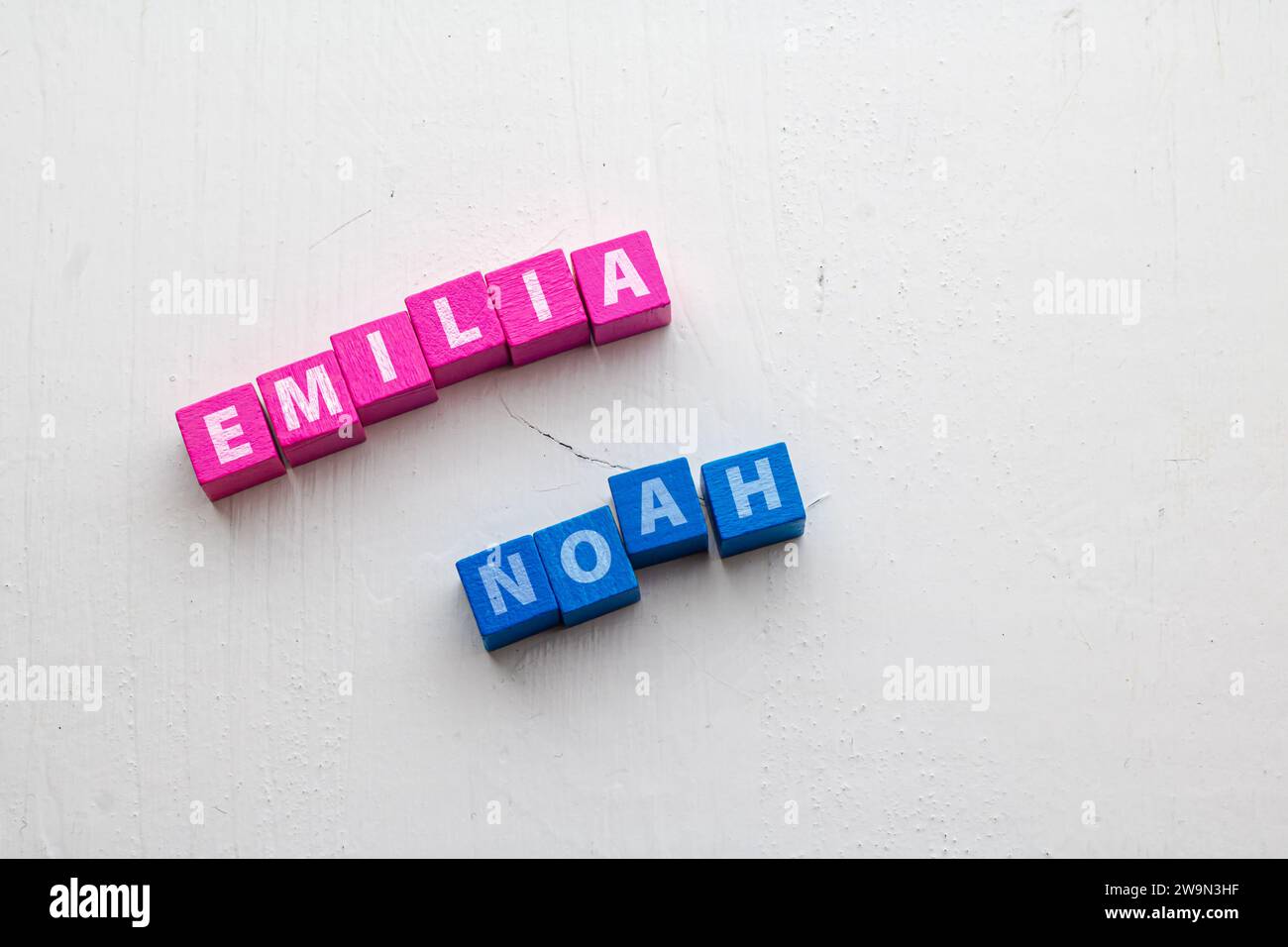 Nomi dati Emilia e Noah, più comuni in Germania 2023 posti su blocchi di legno colorati su una superficie di legno ruvida Foto Stock