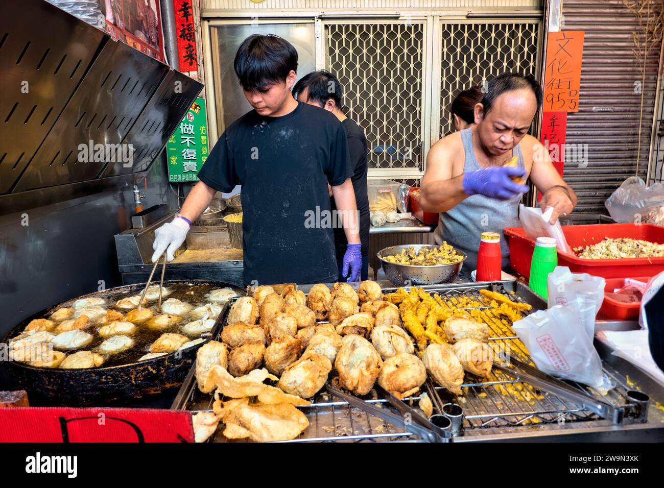 Famosa bancarella di cavoli fritti Nianji al mercato notturno, Ita Thao, Lago Sun Moon, Yuchi, Taiwan Foto Stock