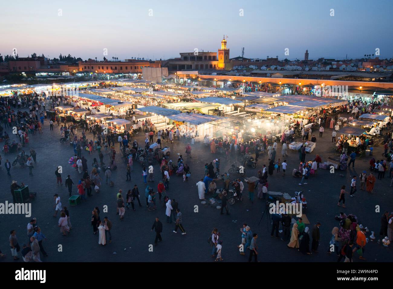 Guarda in basso sulla famosa piazza Jemaa el-Fna al tramonto a Marrakech, in Marocco. Foto Stock