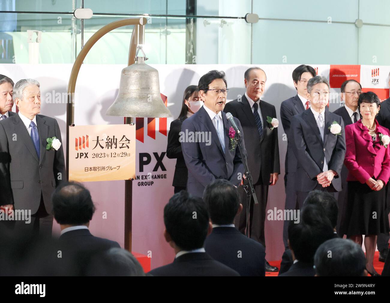 Tokyo, Giappone. 29 dicembre 2023. L'ex giocatore professionista di baseball e manager Hideki Kuriyama tiene un discorso mentre suona un campanello in una cerimonia dopo l'ultima negoziazione dell'anno alla Borsa di Tokyo venerdì 29 dicembre 2023. I prezzi azionari del Giappone hanno chiuso a 33.464,17 yen, con un aumento del 28% rispetto a un anno prima. (Foto di Yoshio Tsunoda/AFLO) Foto Stock