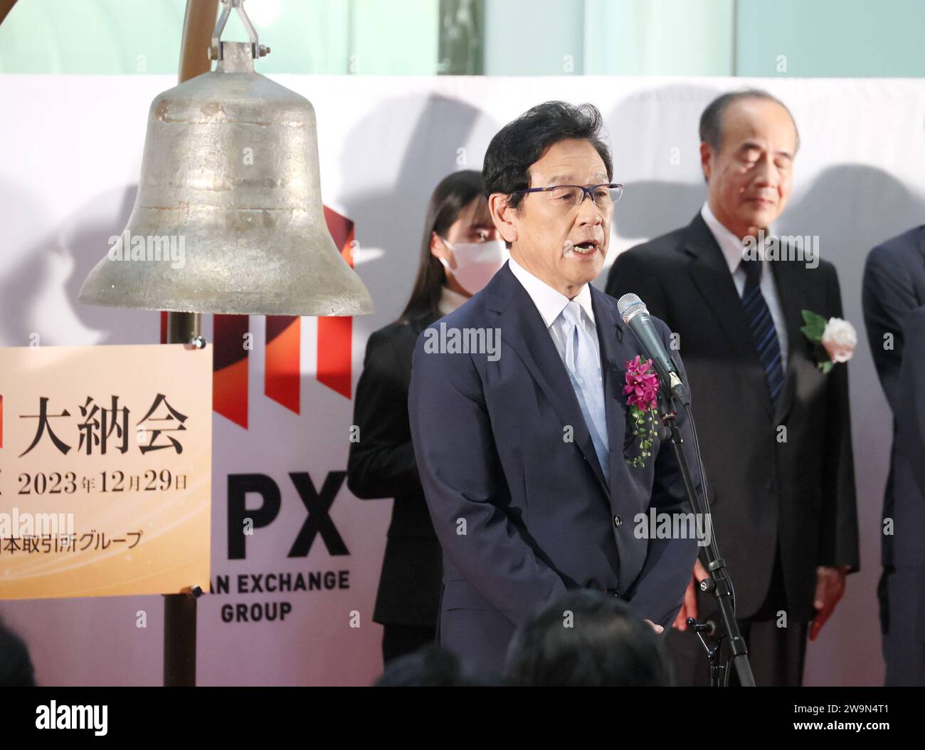 Tokyo, Giappone. 29 dicembre 2023. L'ex giocatore professionista di baseball e manager Hideki Kuriyama tiene un discorso mentre suona un campanello in una cerimonia dopo l'ultima negoziazione dell'anno alla Borsa di Tokyo venerdì 29 dicembre 2023. I prezzi azionari del Giappone hanno chiuso a 33.464,17 yen, con un aumento del 28% rispetto a un anno prima. (Foto di Yoshio Tsunoda/AFLO) Foto Stock