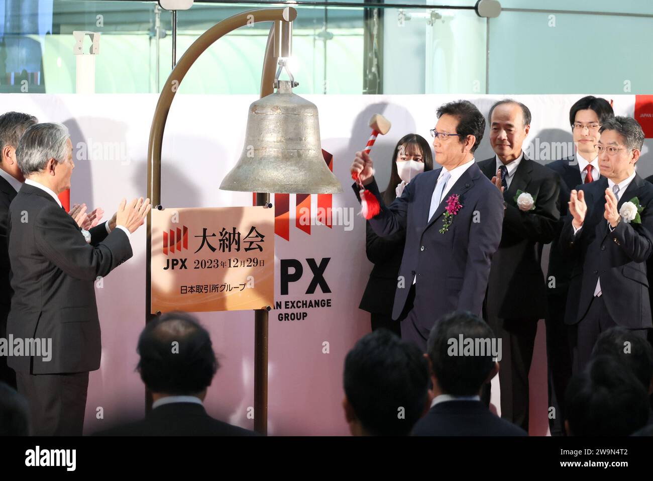 Tokyo, Giappone. 29 dicembre 2023. L'ex giocatore professionista di baseball e manager Hideki Kuriyama suona un campanello in una cerimonia dopo l'ultima negoziazione dell'anno alla Borsa di Tokyo di venerdì 29 dicembre 2023. I prezzi azionari del Giappone hanno chiuso a 33.464,17 yen, con un aumento del 28% rispetto a un anno prima. (Foto di Yoshio Tsunoda/AFLO) Foto Stock