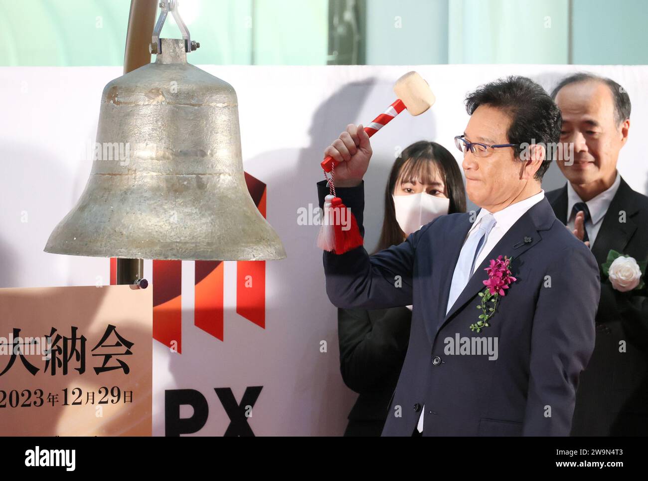 Tokyo, Giappone. 29 dicembre 2023. L'ex giocatore professionista di baseball e manager Hideki Kuriyama suona un campanello in una cerimonia dopo l'ultima negoziazione dell'anno alla Borsa di Tokyo di venerdì 29 dicembre 2023. I prezzi azionari del Giappone hanno chiuso a 33.464,17 yen, con un aumento del 28% rispetto a un anno prima. (Foto di Yoshio Tsunoda/AFLO) Foto Stock