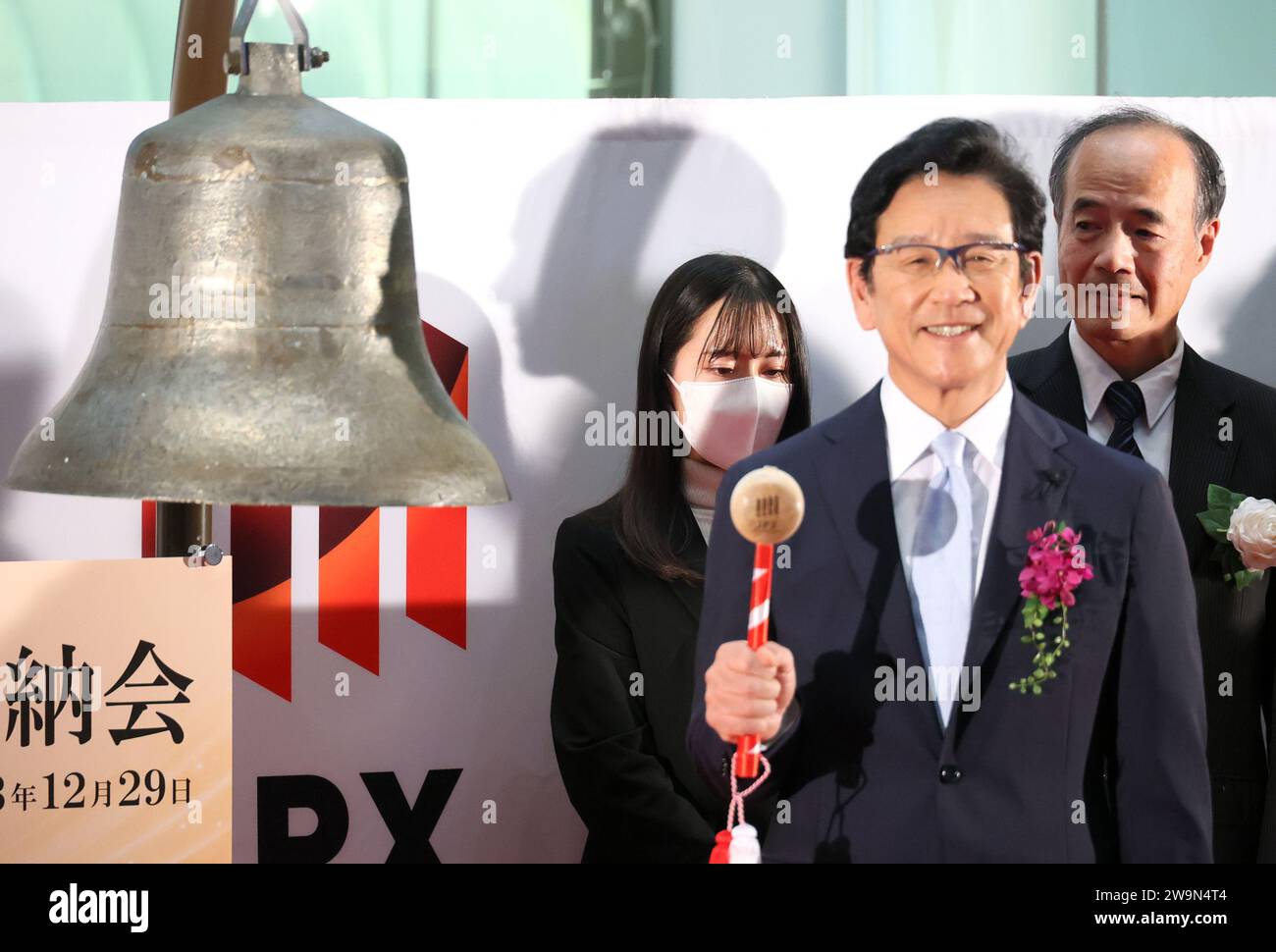 Tokyo, Giappone. 29 dicembre 2023. L'ex giocatore professionista di baseball e manager Hideki Kuriyama suona un campanello in una cerimonia dopo l'ultima negoziazione dell'anno alla Borsa di Tokyo di venerdì 29 dicembre 2023. I prezzi azionari del Giappone hanno chiuso a 33.464,17 yen, con un aumento del 28% rispetto a un anno prima. (Foto di Yoshio Tsunoda/AFLO) Foto Stock