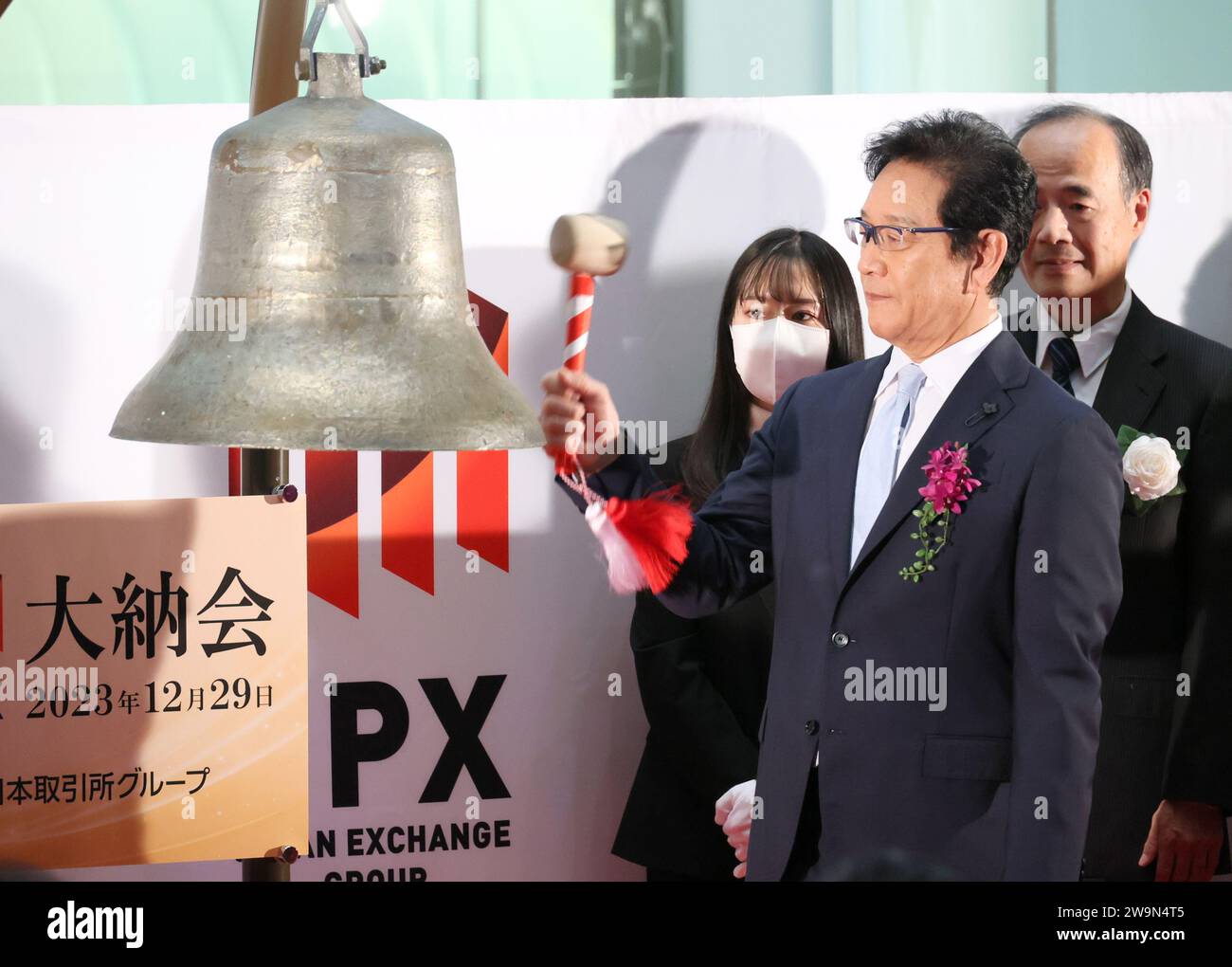 Tokyo, Giappone. 29 dicembre 2023. L'ex giocatore professionista di baseball e manager Hideki Kuriyama suona un campanello in una cerimonia dopo l'ultima negoziazione dell'anno alla Borsa di Tokyo di venerdì 29 dicembre 2023. I prezzi azionari del Giappone hanno chiuso a 33.464,17 yen, con un aumento del 28% rispetto a un anno prima. (Foto di Yoshio Tsunoda/AFLO) Foto Stock