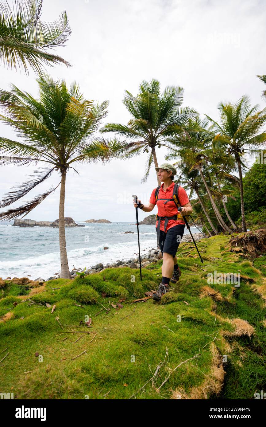 Un'escursione per i viaggiatori con zaino in spalla accanto all'Oceano Atlantico sul segmento 6 del Waitukubuli National Trail sull'isola caraibica di Dominica. Foto Stock