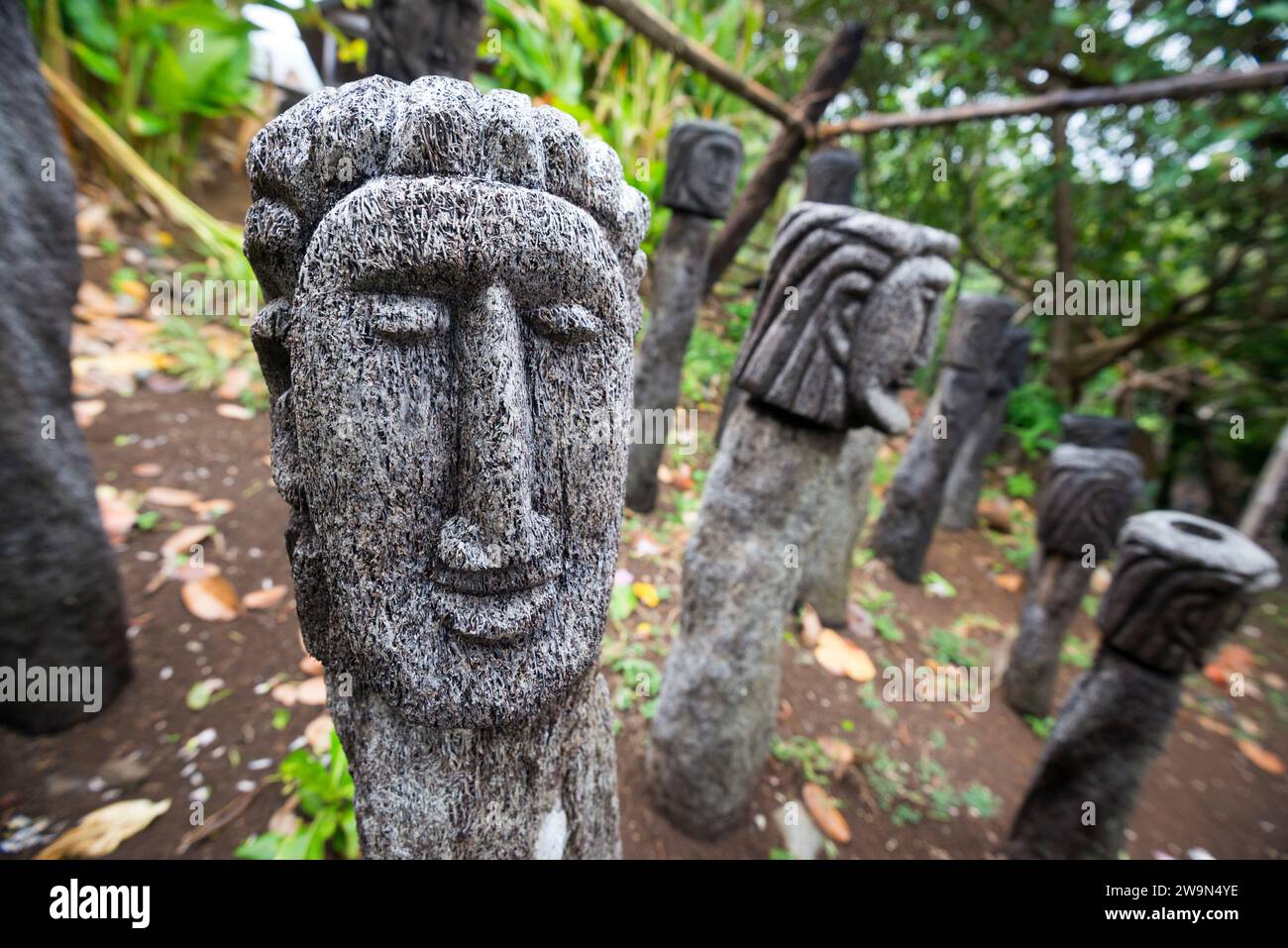 Una tradizionale scultura del volto al Touna Kalinago Heritage Village nel territorio di Kalinago dell'isola caraibica di Dominica. Foto Stock