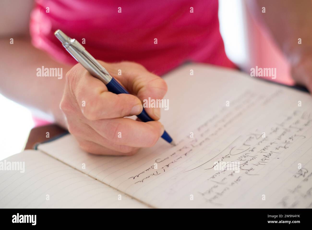 Una donna firma il libro degli ospiti in una tradizionale casa rastafariana all'inizio del segmento 3 del Waitukubuli Naitonal Trail sull'isola caraibica di Dominica. Foto Stock