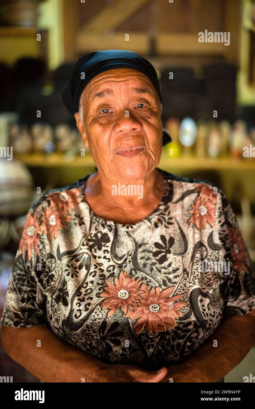 Un ritratto di una donna Kalinago all'interno del suo negozio di cesti nel Touna Kalinago Heritage Village nel territorio di Kalinago, sull'isola caraibica di Dominica. Foto Stock