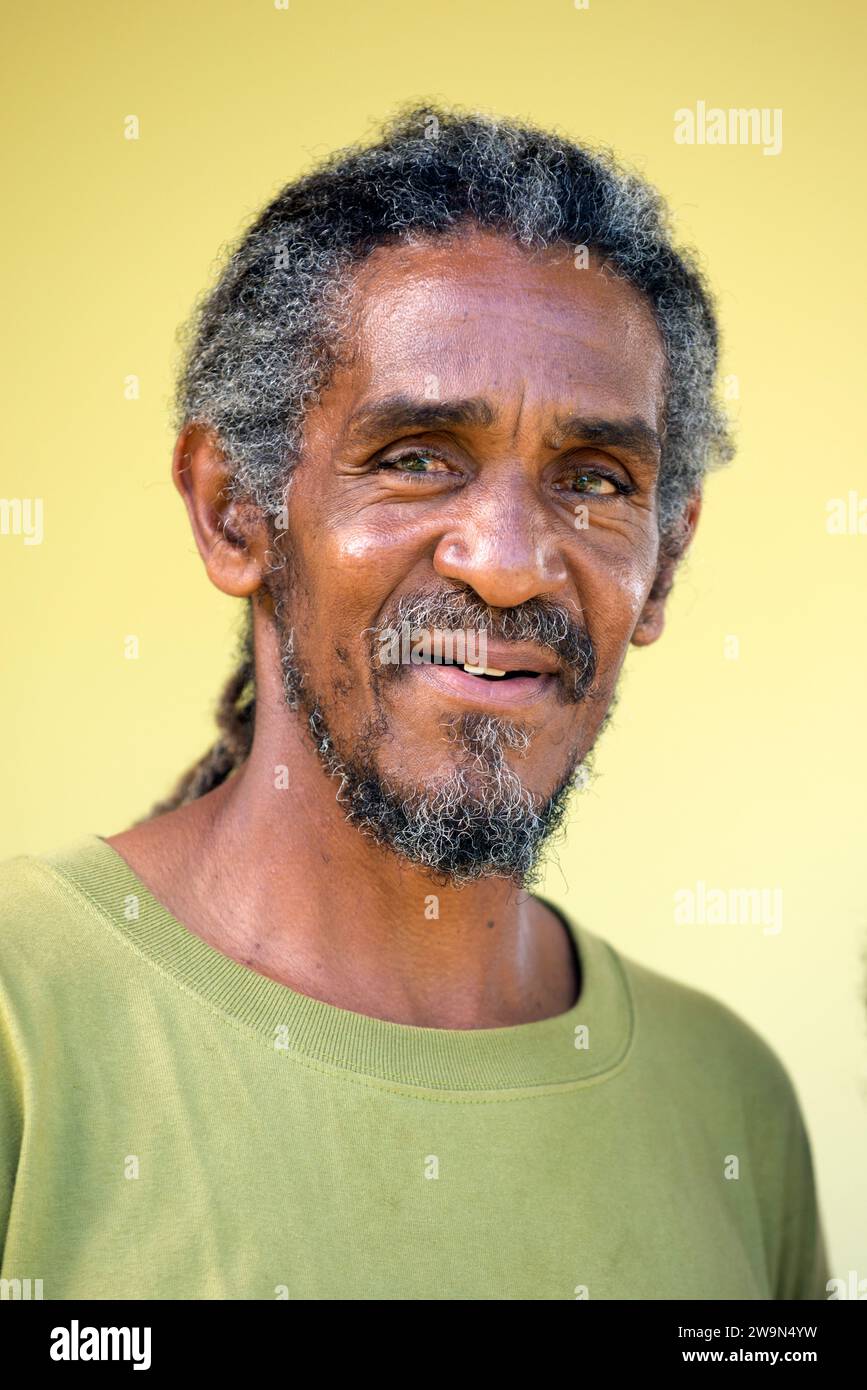 Un ritratto di un Rastafariano sull'isola caraibica di Dominica. Foto Stock