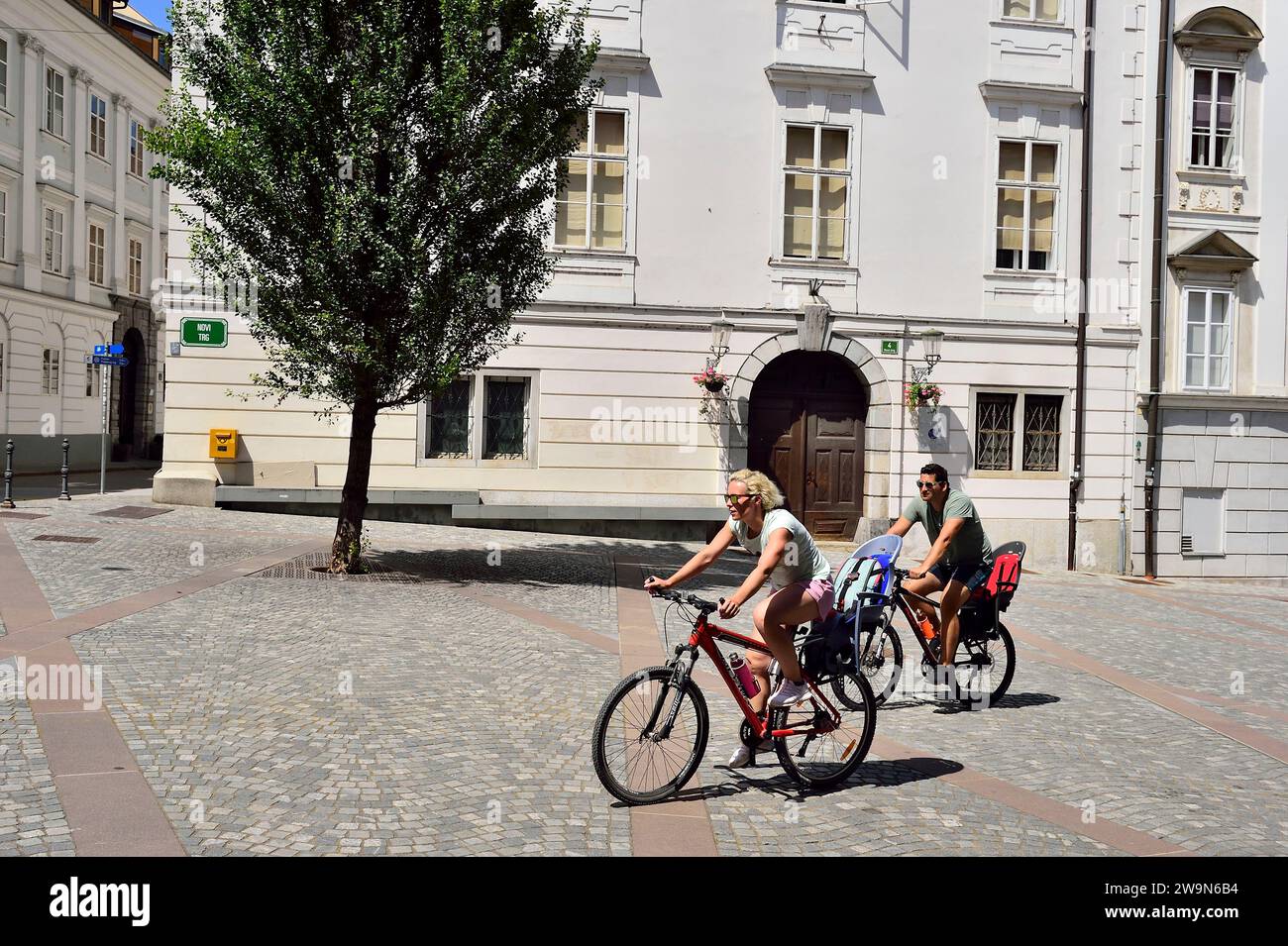Ciclisti su strada a Lubiana, Slovenia Foto Stock