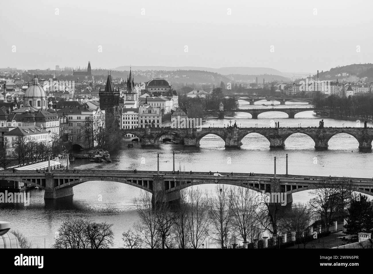 Praga ponti sul fiume Moldava al tramonto. Vista dal parco Letna, Repubblica Ceca. Immagine in bianco e nero. Foto Stock
