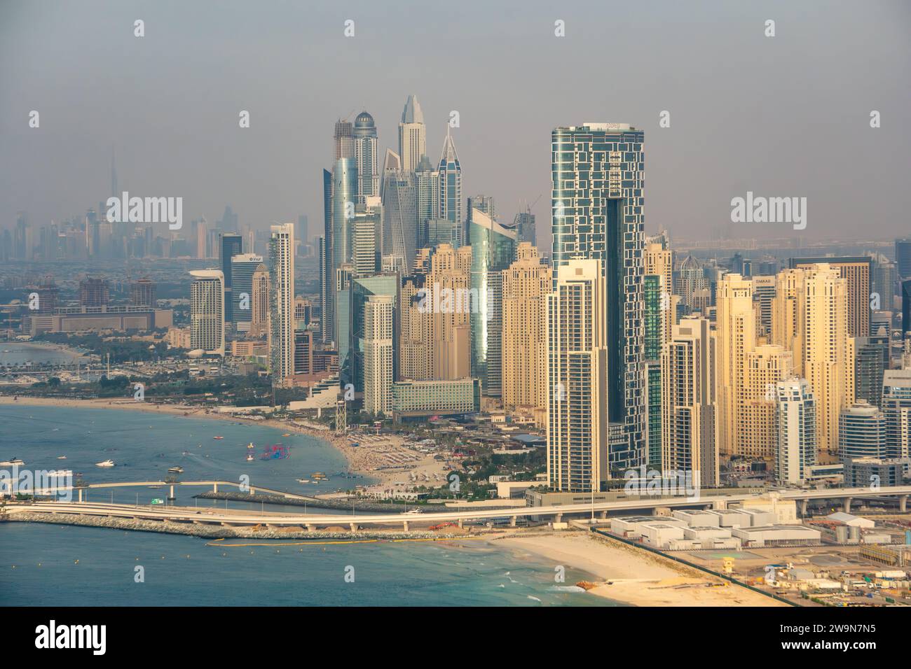 Vista aerea del quartiere Dubai Marina, Emirati Arabi Uniti, con molti grattacieli alti e hotel. Inquinamento nebbioso nel cielo. Edifici futuristici. Foto Stock