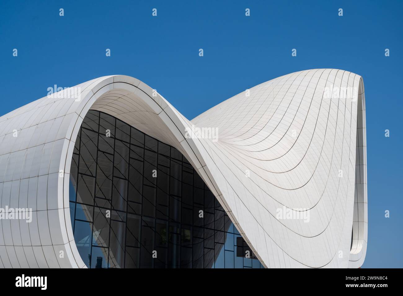 Centro convegni Heydar Aliyev a Baku, capitale dell'ex paese sovietico dell'Azerbaigian. Progettato dal famoso architetto, il defunto Zaha Hadid. Foto Stock