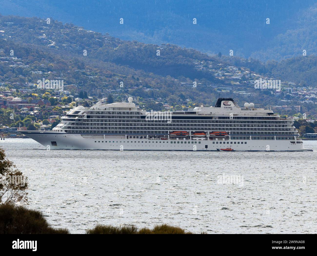 Nave da crociera Viking Orion di profilo o di fianco, in partenza da Hobart, Tasmania lungo il fiume Derwent 12/28/2023. Tutta la nave con Sandy Bay e. Foto Stock
