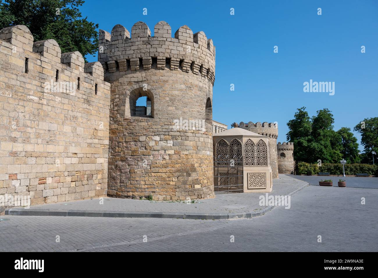 Le mura di Icherisheher circondano la città vecchia di Baku, Azerbaigian Foto Stock