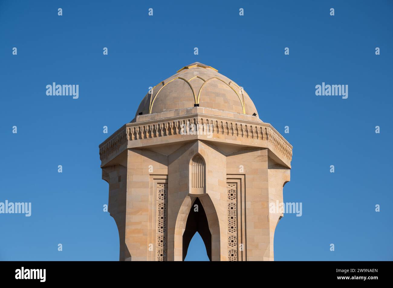 Shahidlar Monument o Martire's Monument si trova sul viale dei Martiri nell'Highland Park e si affaccia su Baku, capitale dell'Azerbaigian Foto Stock