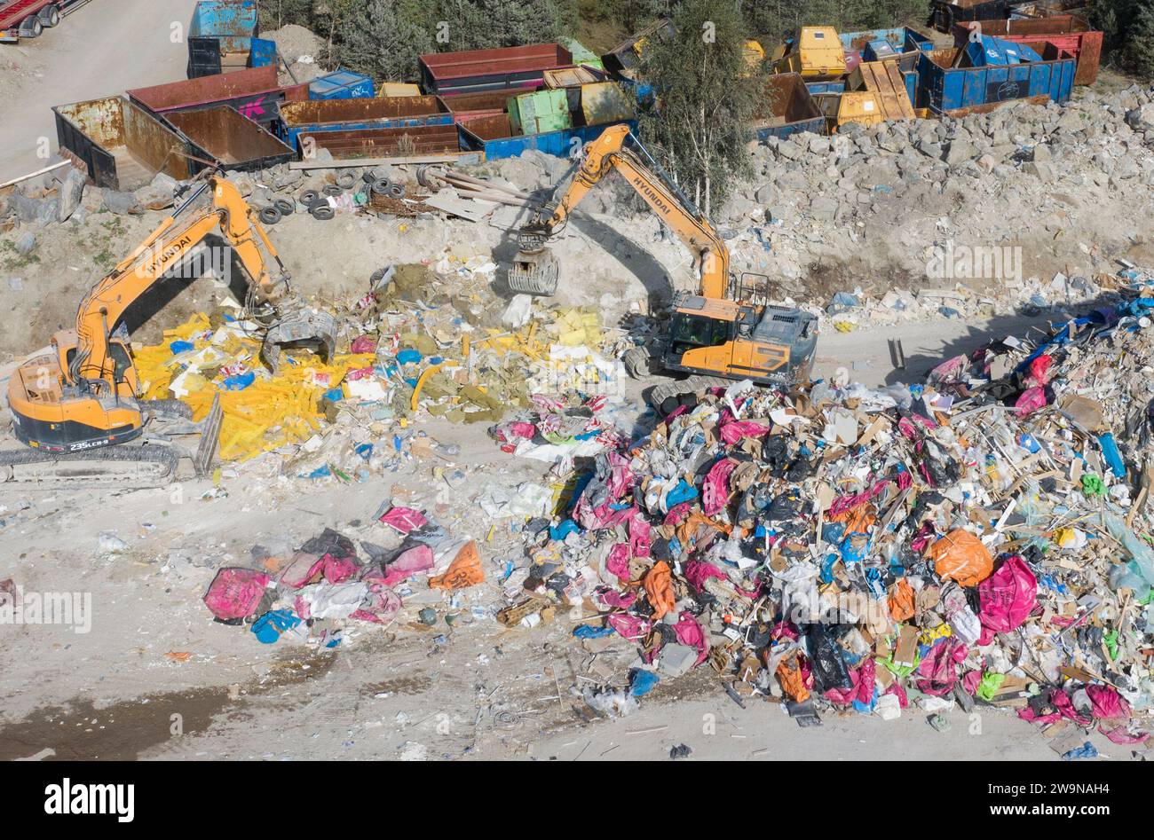 FOTO ARCHIVIATA Un impianto di riciclaggio in cui l'azienda NMT Think Pink gestisce i rifiuti edili, vicino a Tumba a Stoccolma, Svezia. 18 settembre 2020. Foto: Fredrik Sandberg/TT/code 10080 credito: TT News Agency/Alamy Live News Foto Stock