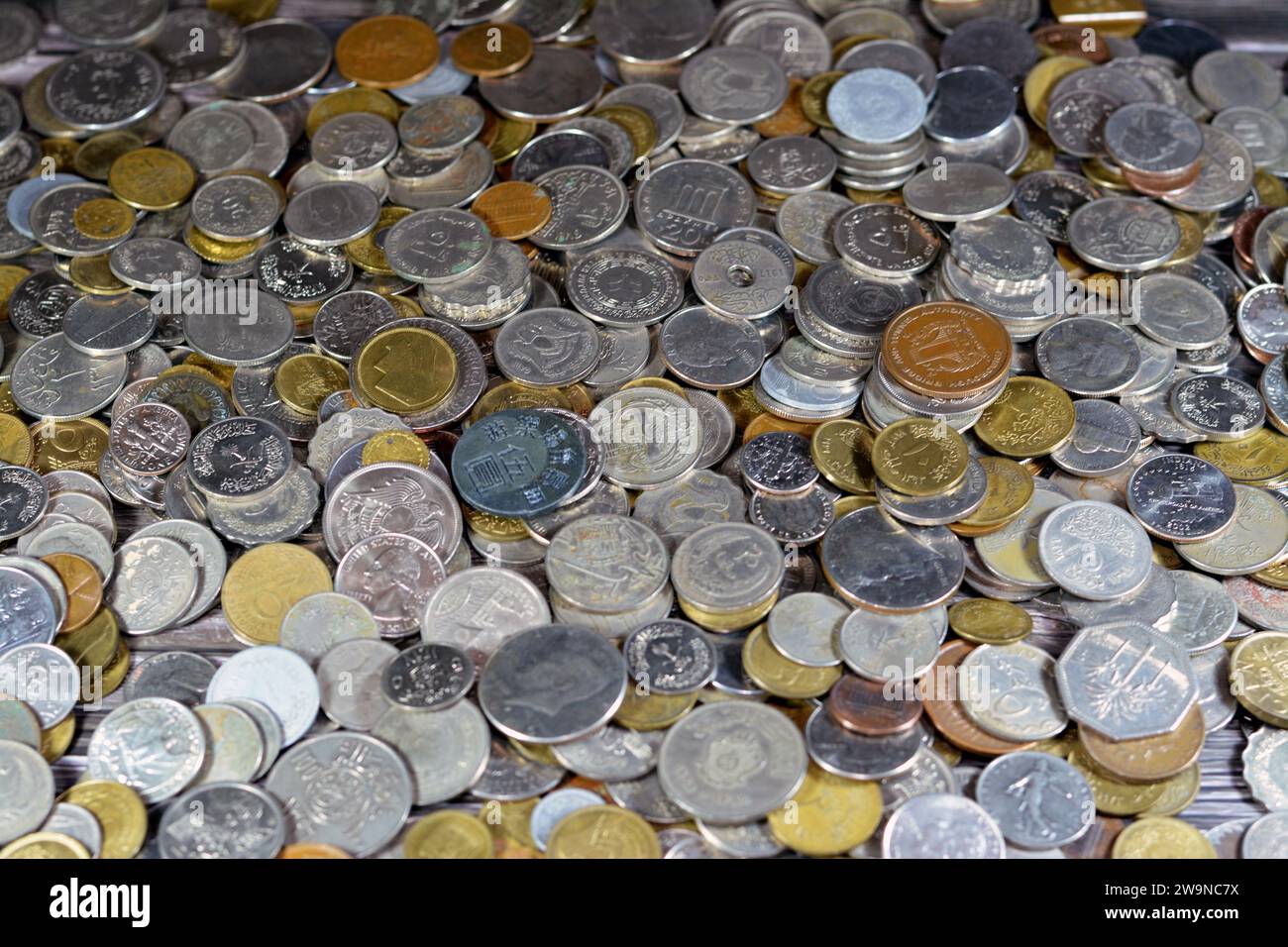 Sfondo di varie monete provenienti da molti paesi e valori diversi, vintage retrò, vecchie monete monete di diversi paesi e tempi diversi, p Foto Stock