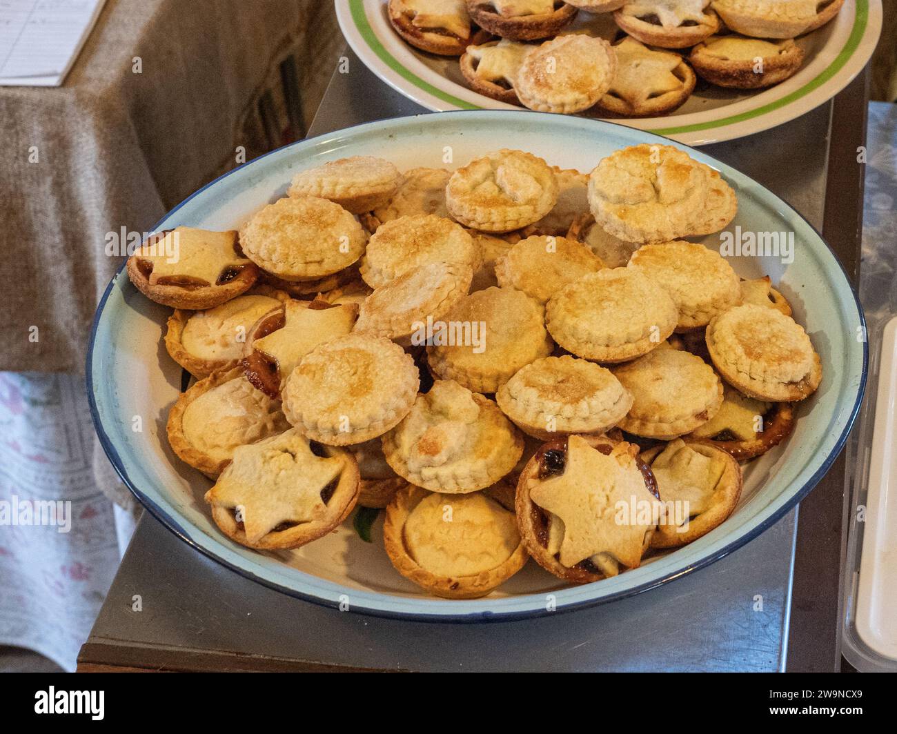 Un piatto di mince pie miste pronto per essere servito Foto Stock