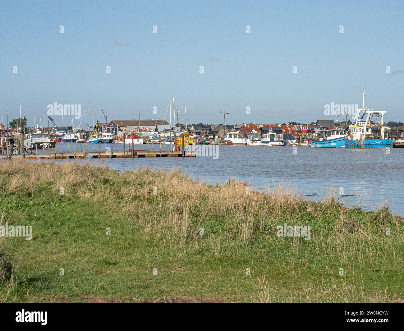 Il piccolo porto per la pesca e il tempo libero a Southwold dall'altra parte del fiume Blyth a Walberswick Foto Stock