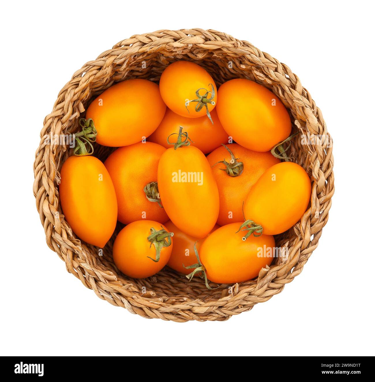 percorso cesto di pomodori a prugna arancione isolato sulla vista dall'alto bianca Foto Stock