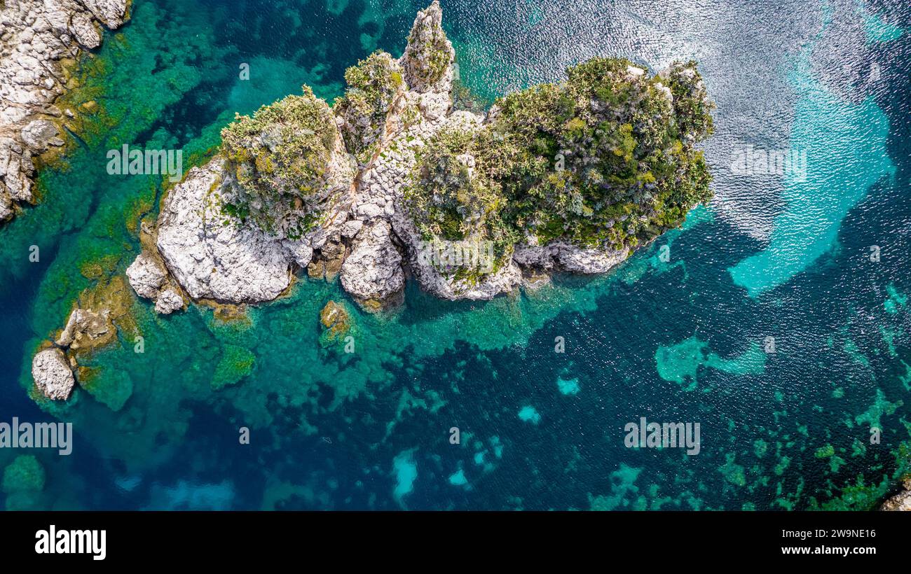 Sicilia 2023. Veduta aerea dei faraglioni marini di Scopello e del mare cristallino. Siamo vicini a una famosa pesca del tonno (Almadraba) e alla riserva naturale c Foto Stock
