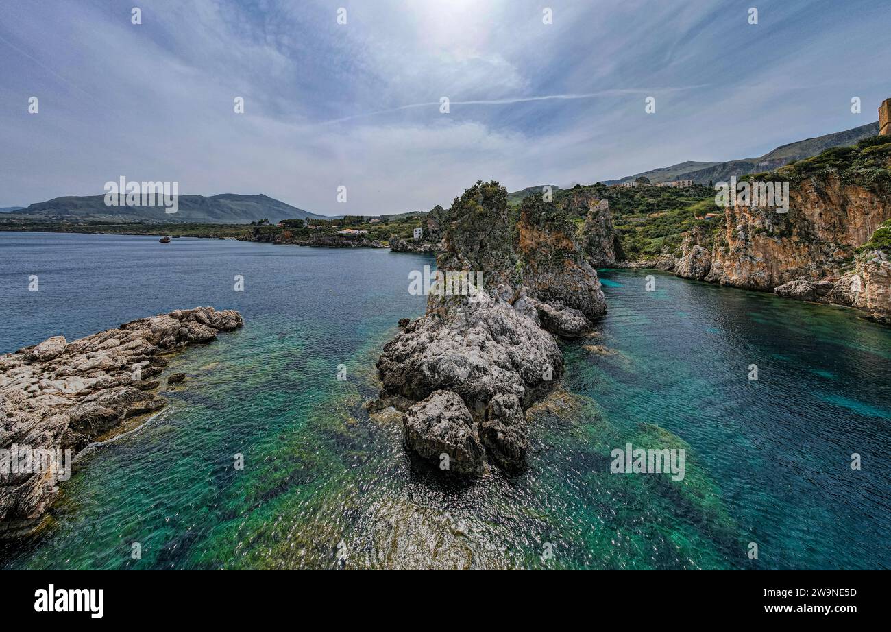 Sicilia 2023. Veduta aerea dei faraglioni marini di Scopello e del mare cristallino. Siamo vicini a una famosa pesca del tonno (Almadraba) e alla riserva naturale c Foto Stock