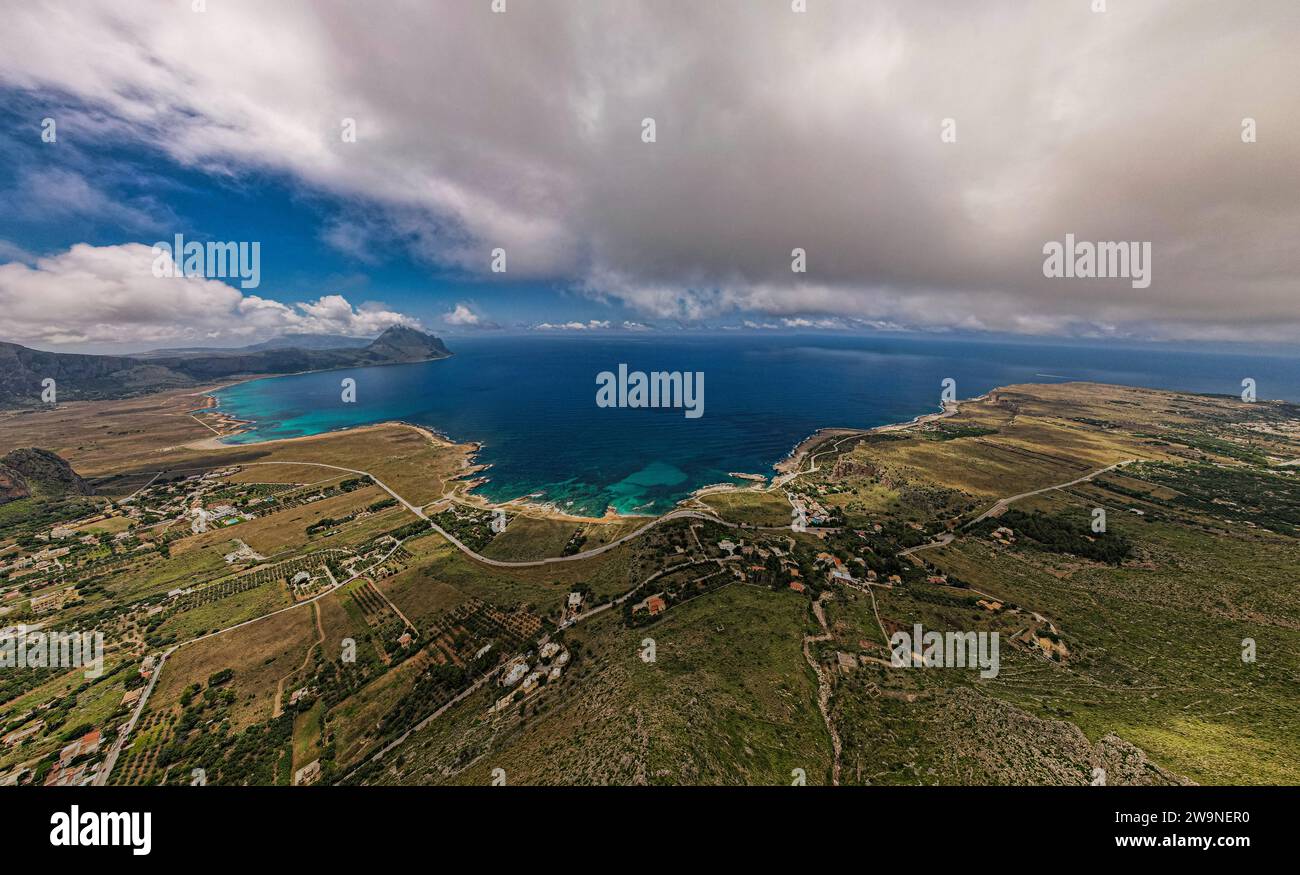 Sicilia 2023. Vista aerea, in una giornata calda, soleggiata ma nuvolosa, della costa nei pressi della città di Macari e del suo mare cristallino. Luglio 2023 Trapani, Italia Foto Stock
