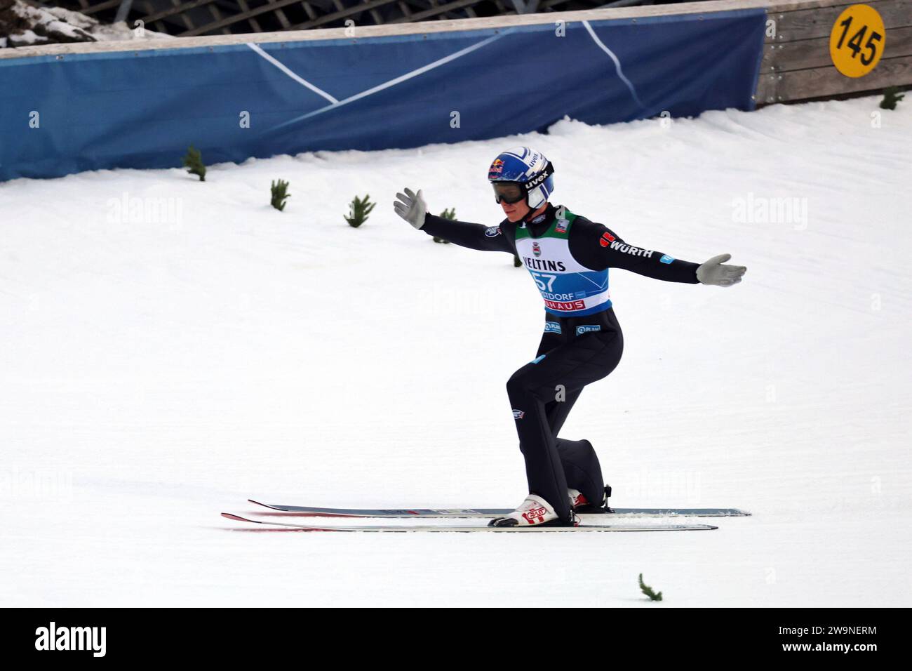 Oberstdorf, Deutschland. 28 dicembre 2023. Weiter sprung und perfekte Landung: Andreas Wellinger (SC Ruhpolding) beim Training/Qualifikation Auftakt Vierschanzentournee Oberstdorf Credit: dpa/Alamy Live News Foto Stock