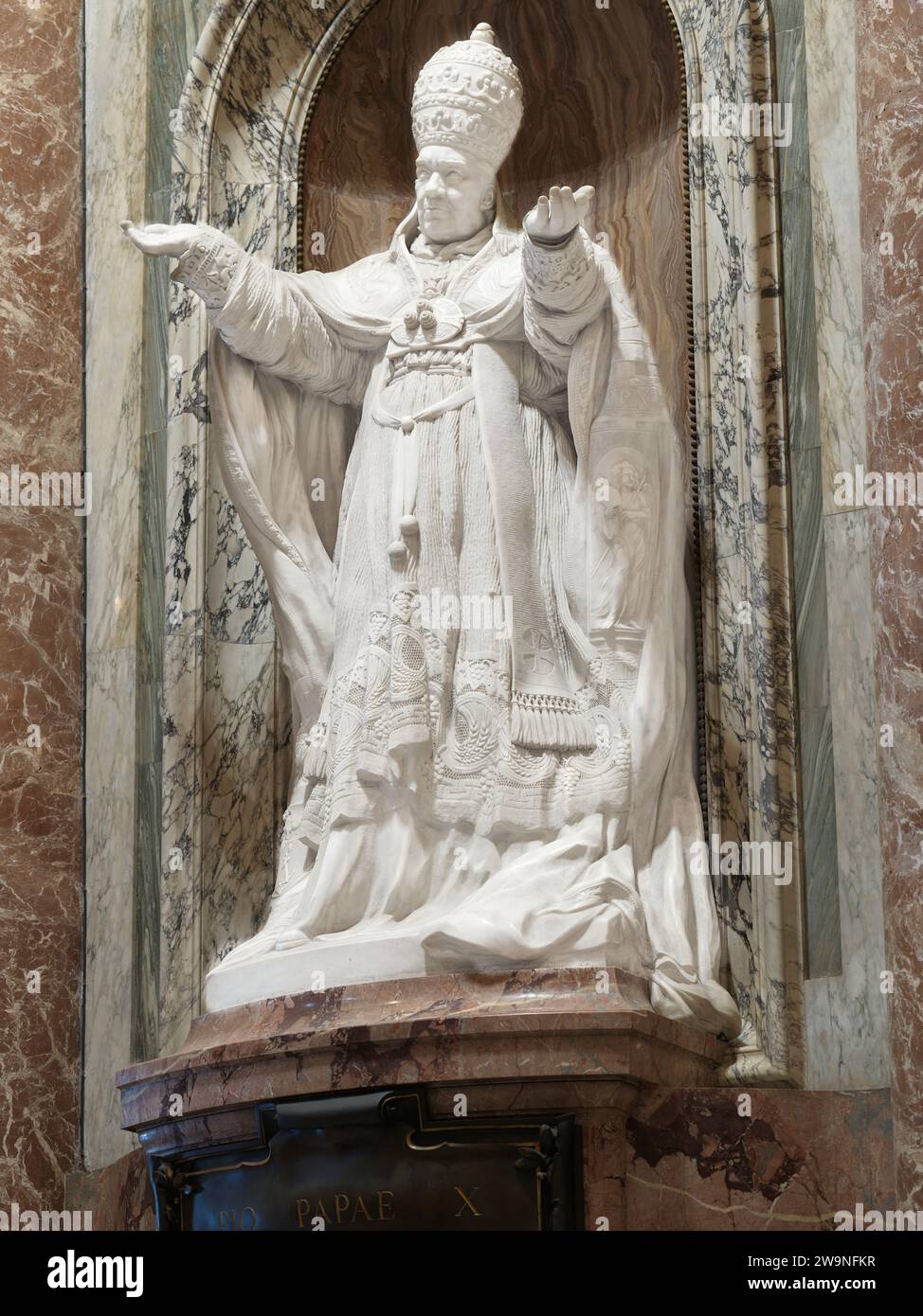 Statua commemorativa, a Papa Pio X, nella basilica di San Pietro, Vaticano, Roma, Italia Foto Stock