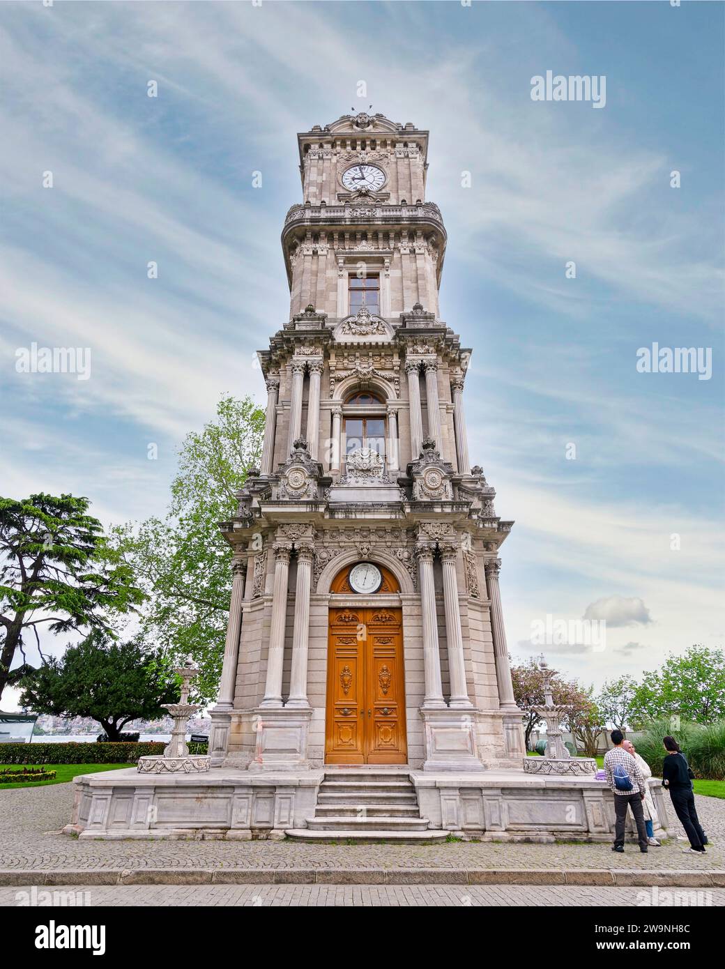 Istanbul, Turchia - 10 maggio 2023: Torre dell'Orologio Dolmabahce, turco: Dolmabahce Saat Kulesi, situata all'esterno del Palazzo Dolmabahce Foto Stock