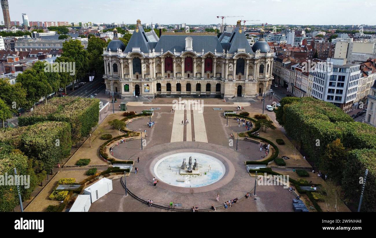 Vista aerea con drone del Museo delle Belle Arti (Palais des Beaux-Arts de Lille in Place de la République, Lille, Francia. Palazzo delle belle arti del XIX secolo. Foto Stock