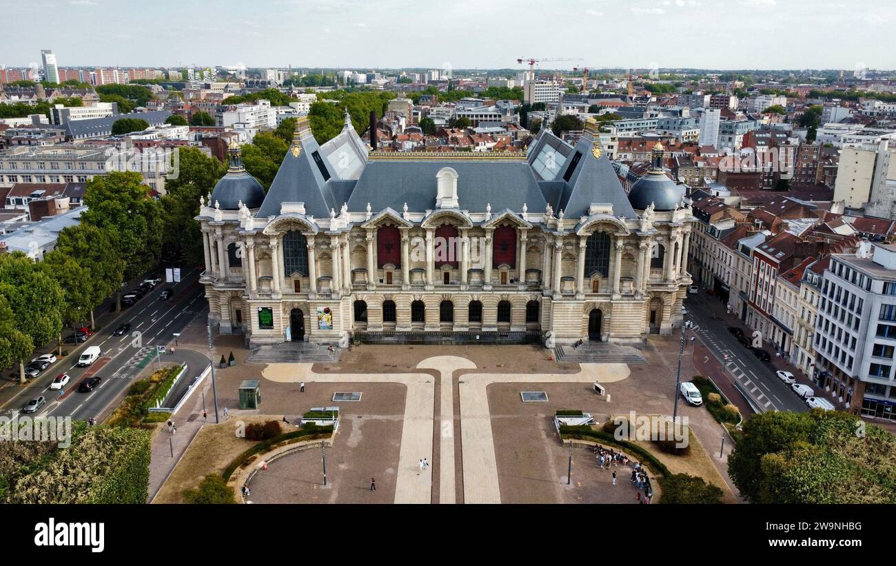 Vista aerea con drone del Museo delle Belle Arti (Palais des Beaux-Arts de Lille in Place de la République, Lille, Francia. Palazzo delle belle arti del XIX secolo. Foto Stock