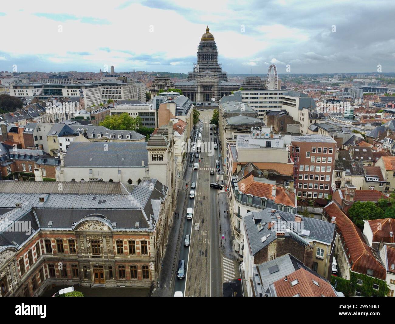 Vista aerea con drone dei Tribunali di Bruxelles (Palais de Justice in Place Poelaert, Bruxelles, Belgio. Enorme landmark storico neoclassico.) Foto Stock