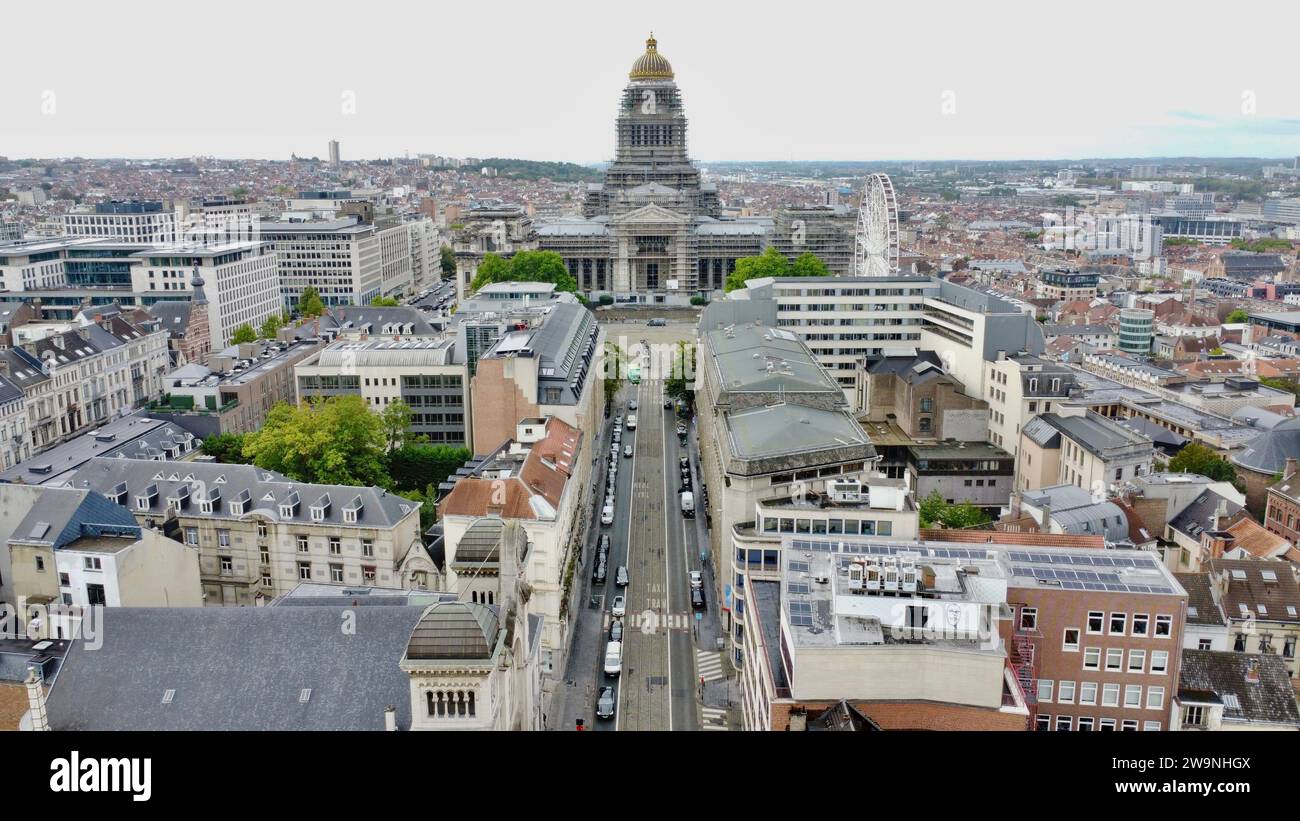 Vista aerea con drone dei Tribunali di Bruxelles (Palais de Justice in Place Poelaert, Bruxelles, Belgio. Enorme landmark storico neoclassico.) Foto Stock