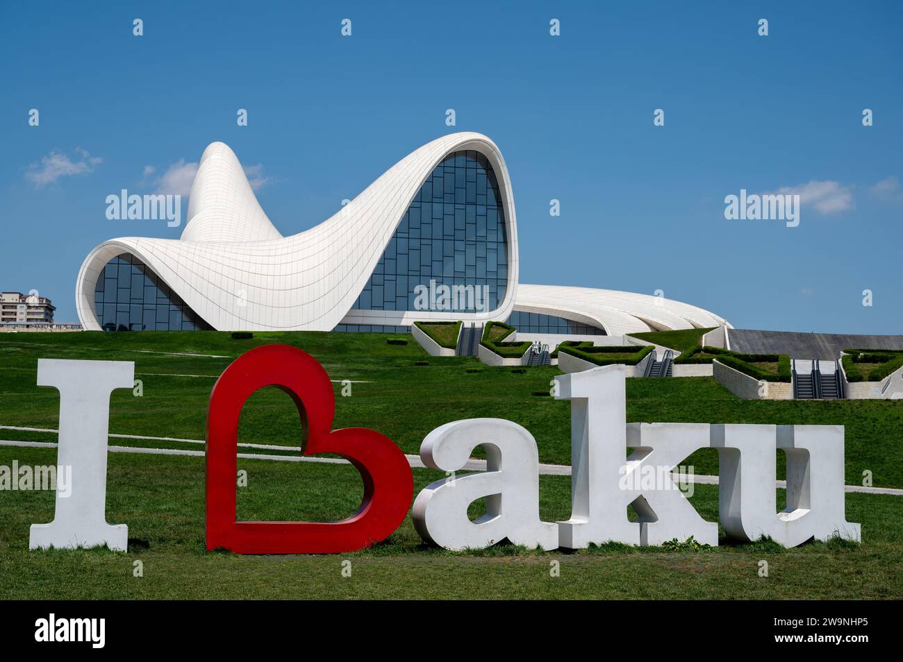 Centro convegni Heydar Aliyev a Baku, capitale dell'ex paese sovietico dell'Azerbaigian. Progettato dal famoso architetto, il defunto Zaha Hadid. Foto Stock